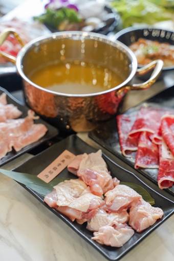 桃園涮金鍋：品味湯底的精湛工藝與多樣美味的火鍋體驗！