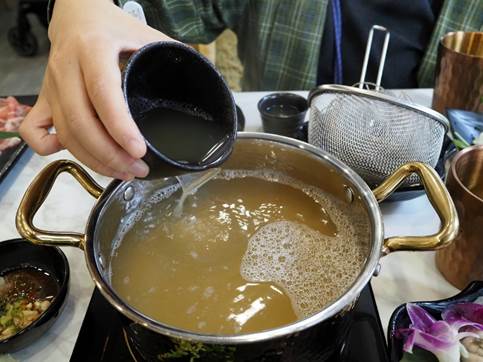 「黃金饗宴」：桃園最新引領火鍋潮流的「涮金鍋」