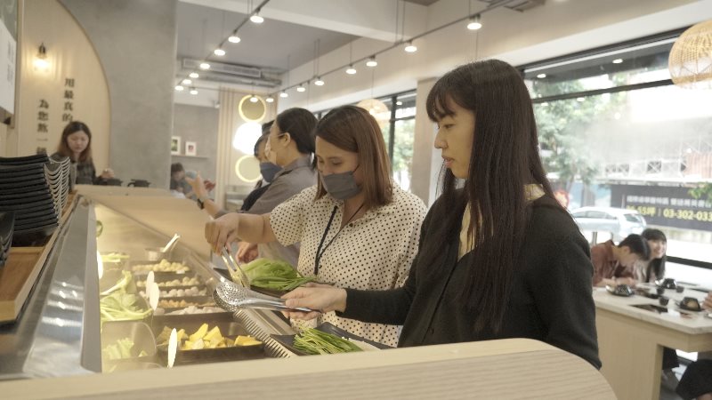 美食地圖新亮點：涮金鍋的黃金雞湯鍋，一試難忘的美味饗宴