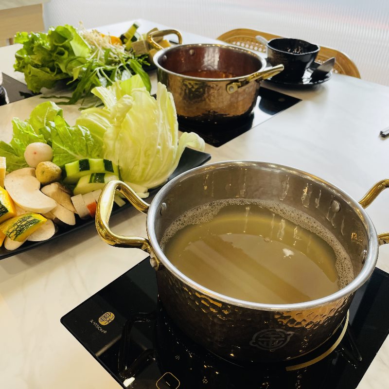 美食探索涮金鍋的黃金雞湯火鍋，每一口都是美食探險！
