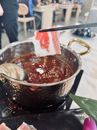 美食探險：品嚐「涮金鍋」的黃金雞湯火鍋，極致美味的秘密！