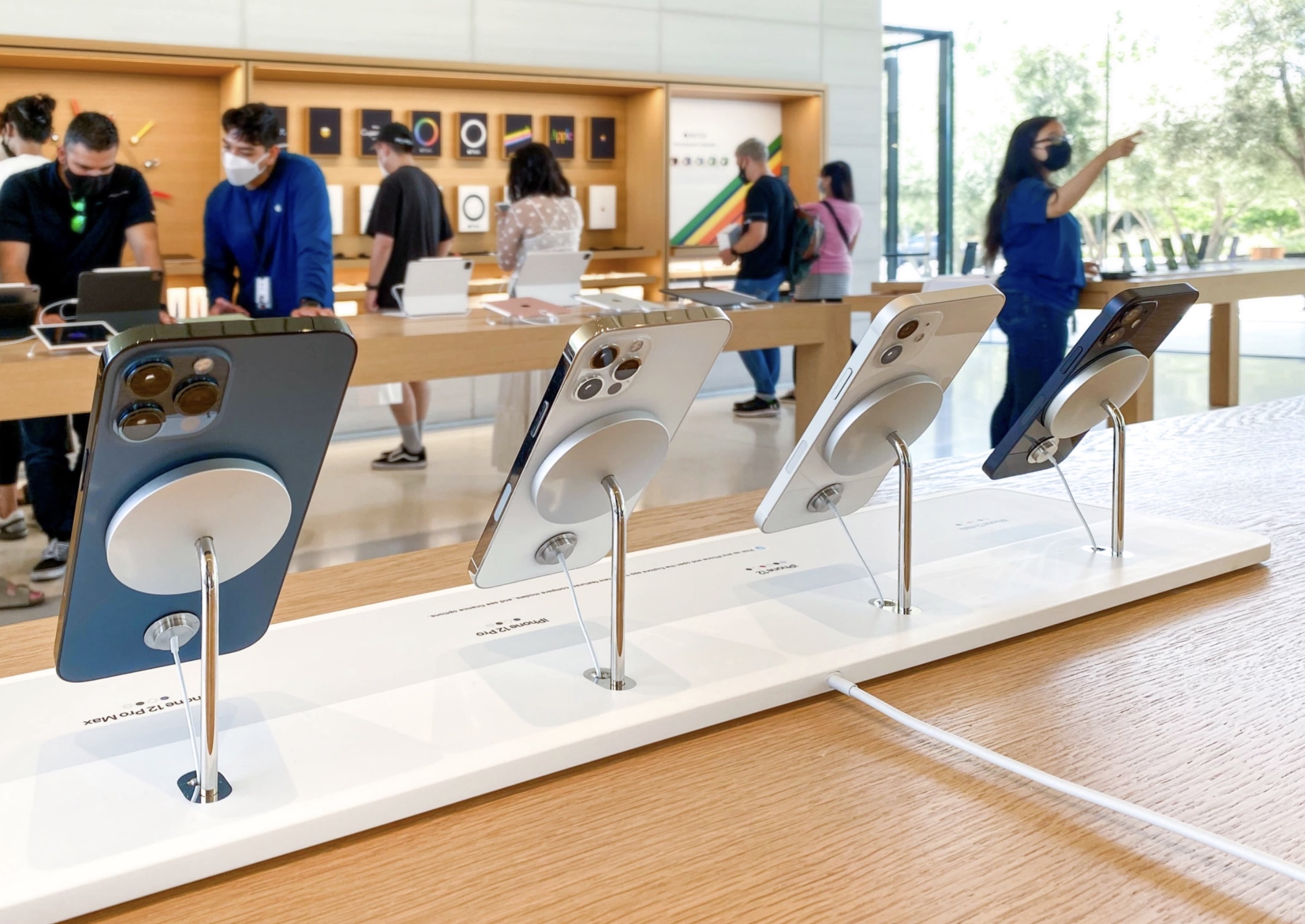 Apple Store 采用全新 MagSafe 展示架，懸空展示 iPhone