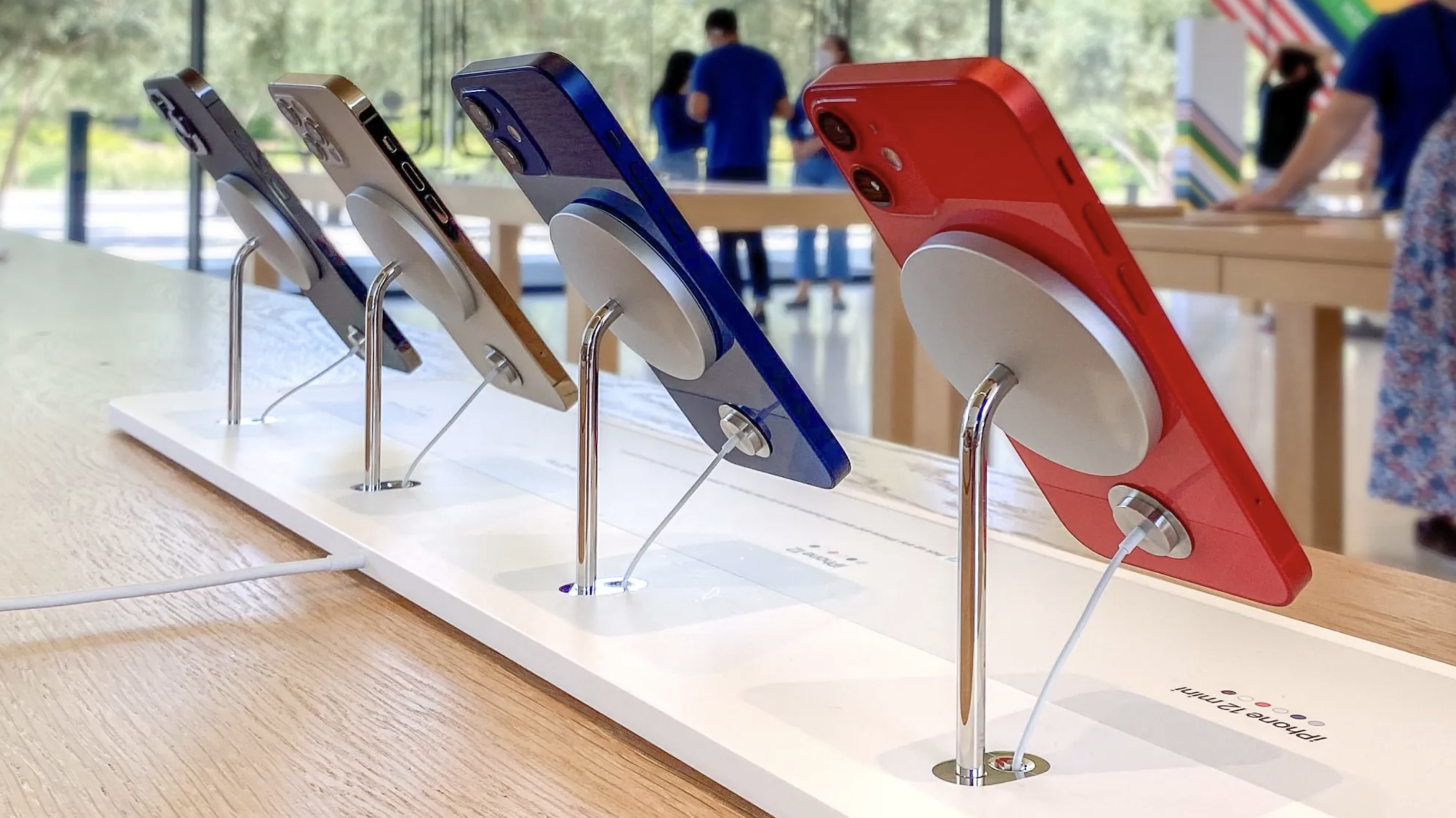 Apple Store 采用全新 MagSafe 展示架，懸空展示 iPhone