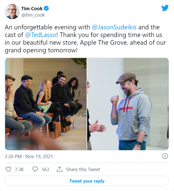 蘋果慶祝洛杉磯 Grove Apple Store 零售店開業，CEO 庫克現場參與互動