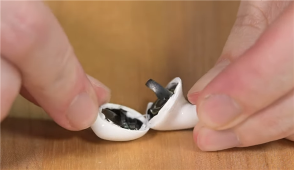 iFixit 拆解評估蘋果 AirPods 3：可修復性為 0