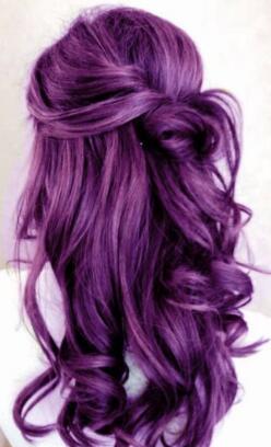 葡萄紫，大波浪卷髮