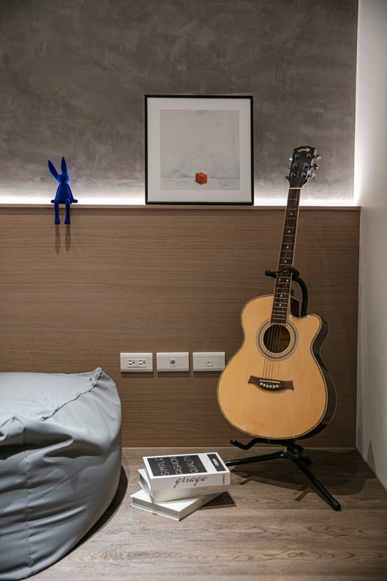 描述: 一張含有 樂器, 室內, 牆, 吉他 的圖片  自動產生的描述